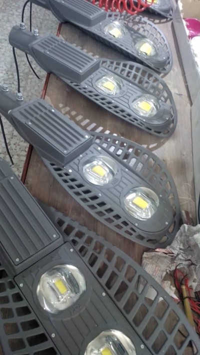 نمایندگی پخش و فروش چراغهای خیابانی و پروژکتورهای LED رویال نور در اصفهان