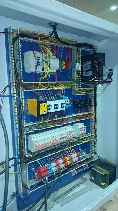 طراحی و مونتاژ تابلو برق و PLC برای دستگاههای بسته بندی
