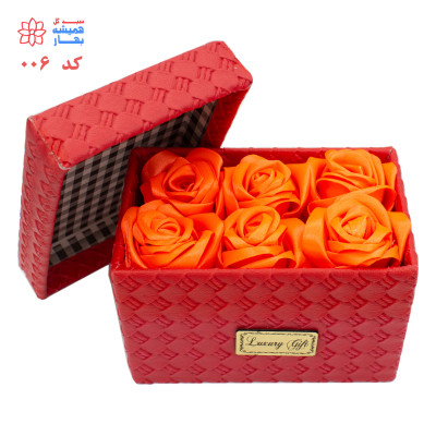 جعبه سورپرایز چرمی قرمز با گل های نارنجی - کد 006