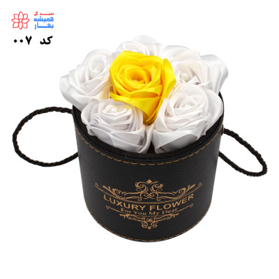 باکس گل چرمی مشکی با گل ساتنی سفید و زرد - کد 007