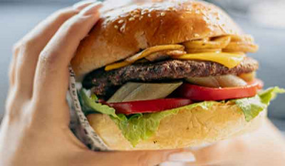 بهترین فست فود در طاق‌بستان کرمانشاه؛ چرا بیشتر مردم اسم عطاویچ را می‌گویند؟