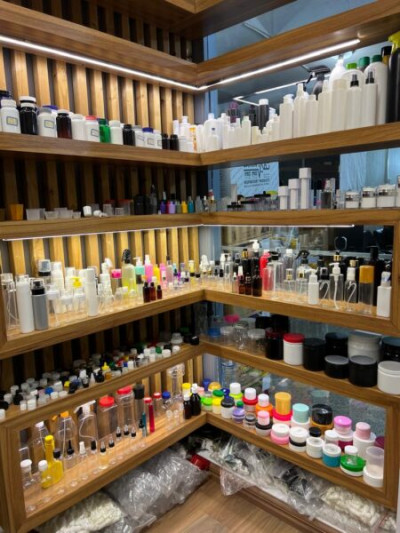 تولید بطری های پت و پلی اتیلن در زمینه غذایی ، دارویی ، آرایشی و بهداشتی